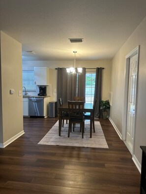 Dining - Pleasant 2/2 Home in Ocala (Ocala)