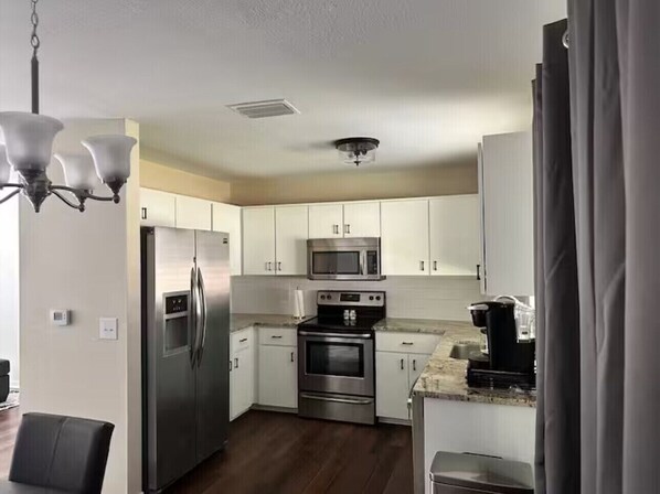 Microwave, oven, stovetop, dishwasher - Pleasant 2/2 Home in Ocala (Ocala)