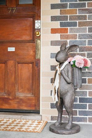 Exterior detail - Carisbrook Cottage is a beautiful, cosy, pet friendly home 2 blocks from the CBD (Armidale)