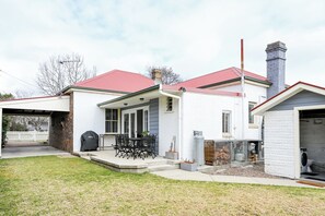 Exterior - Carisbrook Cottage is a beautiful, cosy, pet friendly home 2 blocks from the CBD (Armidale)