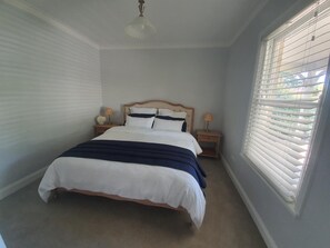 3 bedrooms, iron/ironing board, WiFi, bed sheets - Carisbrook Cottage is a beautiful, cosy, pet friendly home 2 blocks from the CBD (Armidale)