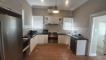 Micro-ondes, four, plaque de cuisson, lave-vaisselle