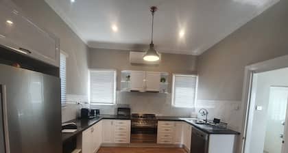 Carisbrook Cottage is a beautiful, cosy, pet friendly home 2 blocks from the CBD
