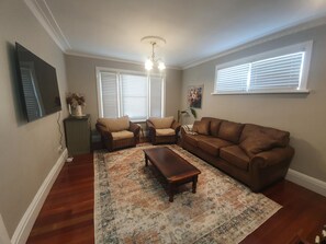 Smart TV, fireplace - Carisbrook Cottage is a beautiful, cosy, pet friendly home 2 blocks from the CBD (Armidale)