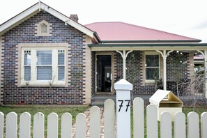 Exterior - Carisbrook Cottage is a beautiful, cosy, pet friendly home 2 blocks from the CBD (Armidale)