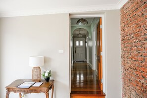 Interior - Carisbrook Cottage is a beautiful, cosy, pet friendly home 2 blocks from the CBD (Armidale)