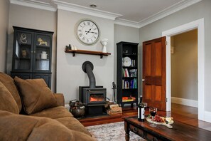 Smart TV, fireplace - Carisbrook Cottage is a beautiful, cosy, pet friendly home 2 blocks from the CBD (Armidale)