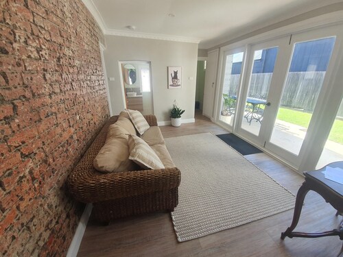 Carisbrook Cottage is a beautiful, cosy, pet friendly home 2 blocks from the CBD