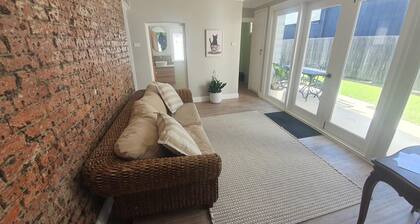 Carisbrook Cottage is a beautiful, cosy, pet friendly home 2 blocks from the CBD