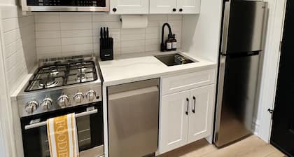 Sunny Work From Home Apt: Near Northwestern-Chicago-Beaches-Loyola