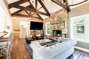 Smart TV, fireplace, stereo