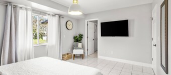 Cozy 3BR Vero Beach Retreat 10 Mins to Beaches. Early Check-In & Late Check-Out!