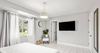 Cozy 3BR Vero Beach Retreat 10 Mins to Beaches. Early Check-In & Late Check-Out!