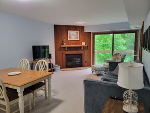 Smart TV, fireplace