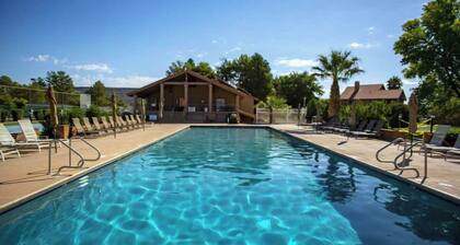 Open Two-level/4 bdrm/Sleeps 16/Pools & Hot Tubs/Mini-Golf/Family friendly!