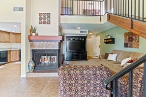 Smart TV, table football, ping pong - Open Two-level/3 bdrm/Sleeps 16/Pools & Hot Tubs/Mini-Golf/Family friendly! (St. George)