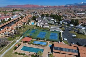 Sports court - Open Two-level/3 bdrm/Sleeps 16/Pools & Hot Tubs/Mini-Golf/Family friendly! (St. George)