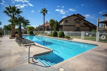 18+ Pool & hot tub.