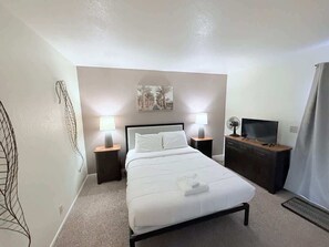 Een strijkplank/strijkijzer, gratis wifi, beddengoed