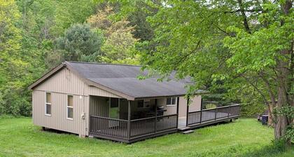 Charming 2-bedroom lodge style house in Frewsburg with extra sleeping loft