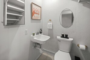 Haartrockner, Handtücher, Seife, Shampoo