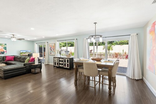 Stunning Waterfront 3 bedroom, 2 bathroom Home with Pool- 5 min from Beach