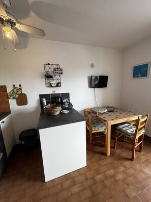 Dining - Studio with Cabin for 4 – Marina View, Beach Just Steps Away, with Elevator Access (CANET PLAGE)