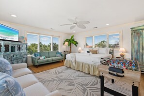 4 habitaciones, escritorio y tabla de planchar con plancha 