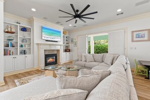 Een televisie, tafelvoetbal en boeken