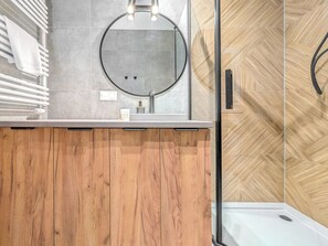 Shower, hair dryer, towels - Czysta Urban Living Studio (Wrocław)
