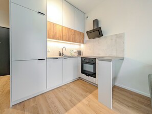 Kylskåp, ugn, spishäll och diskmaskin