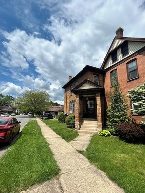 Exterior - “Brik House” Near UPMC, Mid-Term, LLWS -  King Bed (Williamsport)