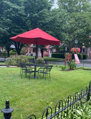Outdoor dining - “Brik House” Near UPMC, Mid-Term, LLWS -  King Bed (Williamsport)