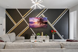 TV connectée, jeux vidéo, lecteur de DVD, baby-foot