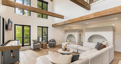 NEW! Bay Shore Retreat – w/ Games & Mins to Downtown TC! ➠ 7345