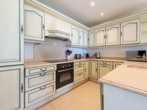 Kühlschrank, Mikrowelle, Ofen, Geschirrspüler