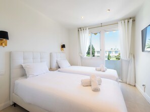 3 chambres, fer et planche à repasser, Wi-Fi, draps fournis
