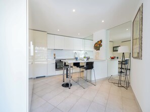 Refrigerador, microondas, horno y lavavajillas 