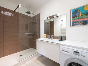 Regadera, secadora de cabello, toallas 