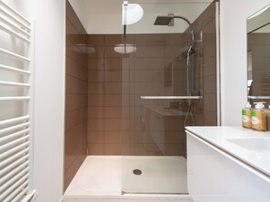 Ducha, secador de pelo, toallas
