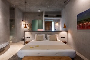 Caja de seguridad en la habitación y tabla de planchar con plancha 