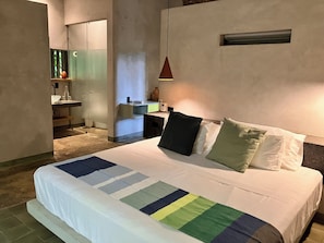 Comfort Room | In-room safe, iron/ironing board, free WiFi