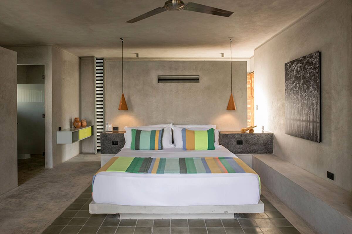 Comfort Room | In-room safe, iron/ironing board, free WiFi