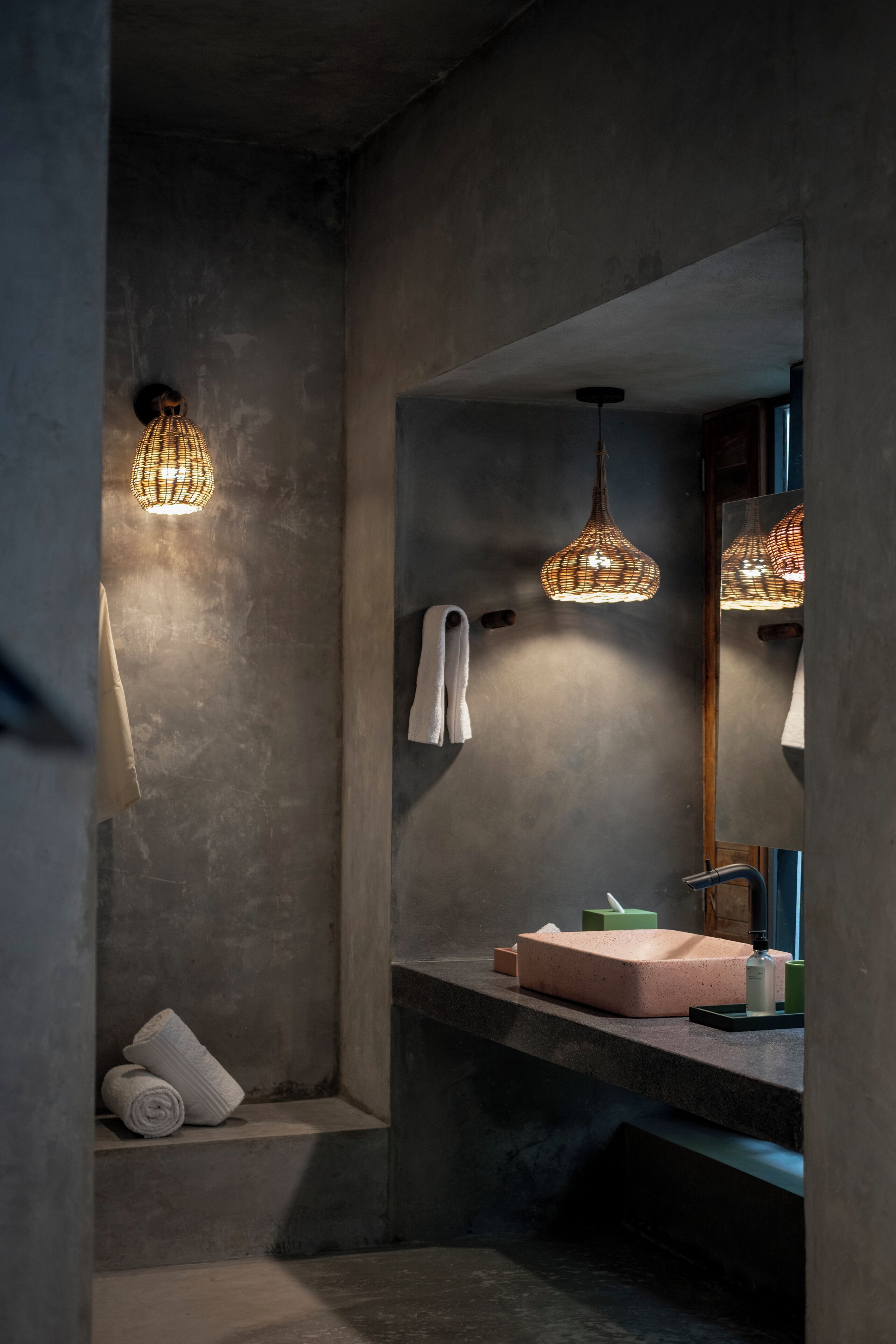 Ducha, secador de pelo, toallas, jabón