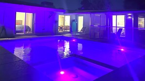 A swimming pool area with a glass enclosure and a covered seating area. - Tempe Pool House - Walk to ASU, Midcentury Wonder! (Tempe)