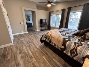 4 bedrooms, free WiFi, bed sheets - Modern 4BR Escape w Private Pool, 3 mi to state farm stadium, dining & shopping! (Glendale)