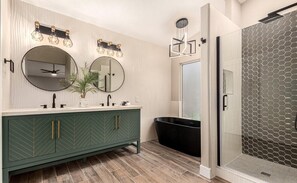 Douche, sèche-cheveux, serviettes fournies, savon