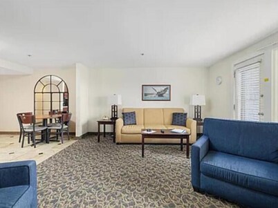 Cozy 1-bedroom condo with WiFi, fitness room in enchanting Newport overlooking