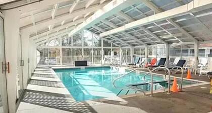 Cozy 1-bedroom condo with WiFi, fitness room in enchanting Newport overlooking