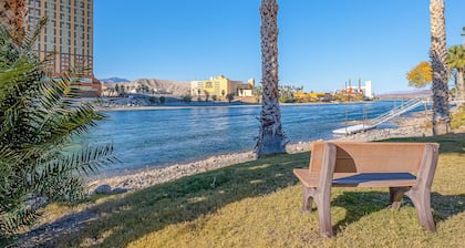 3 BDR Riverfront Resort w/pool, spa, dock & launch!